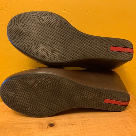 Like New!  Prada leather sandals - Picture 5 of 12